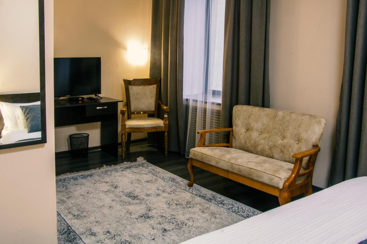 Alplaza Hotel Öskemen Buitenkant foto