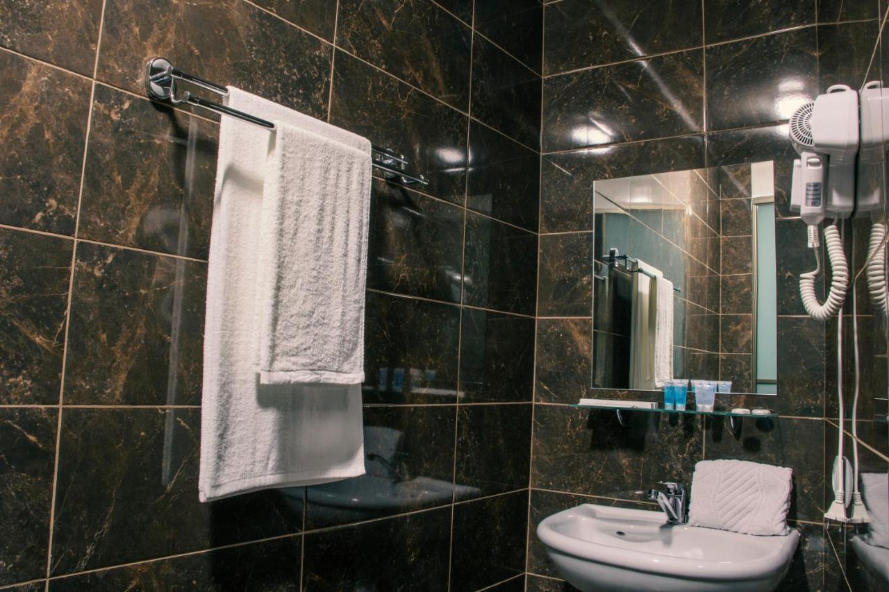 Alplaza Hotel Öskemen Buitenkant foto